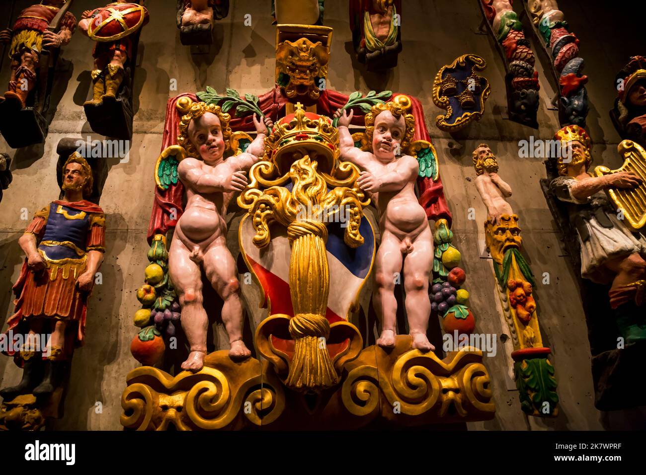 STOCKHOLM, SUÈDE - 28 JUIN 2016 : il y a les ornements de navire en bois (reconstruction) dans le musée du navire Vasa. Banque D'Images