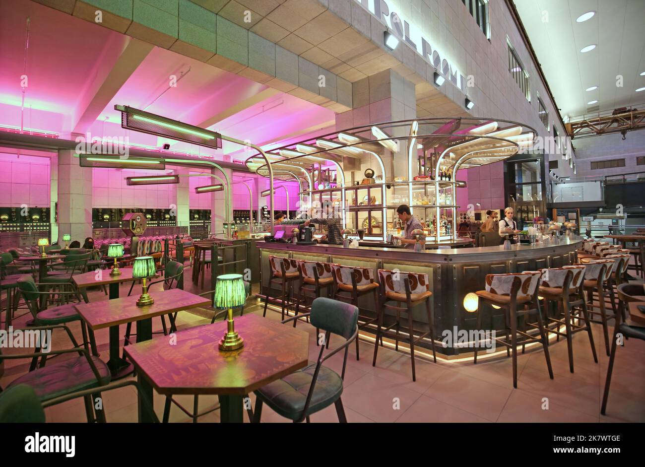 Control Room B, un bar et un restaurant dans la station électrique de Battersea récemment rénovée, Londres, Royaume-Uni. Ouvert en octobre 2022. Affiche le rapport de commutation d'origine. Banque D'Images