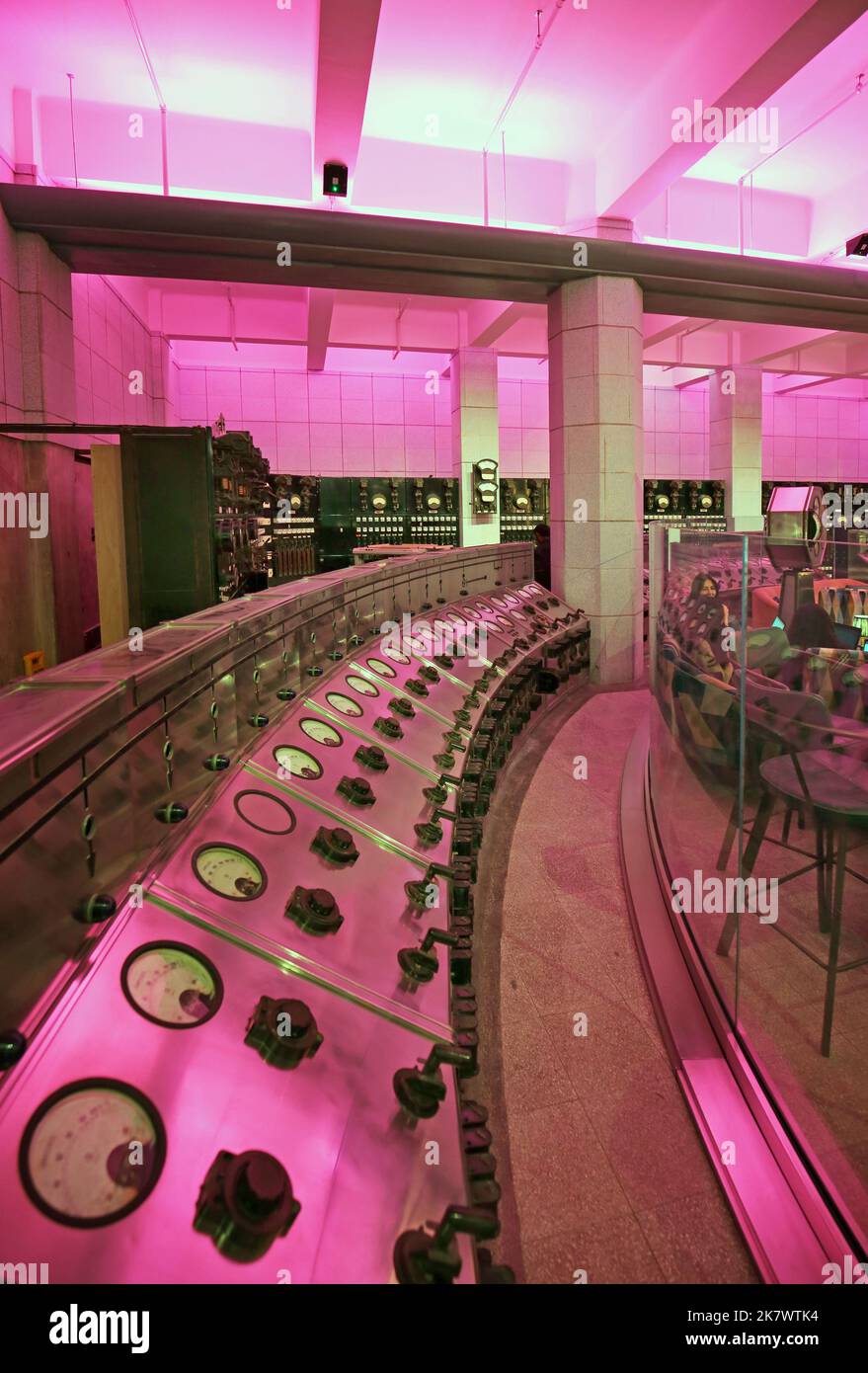 Control Room B, un bar et un restaurant dans la station électrique de Battersea récemment rénovée, Londres, Royaume-Uni. Ouvert en octobre 2022. Affiche le rapport de commutation d'origine. Banque D'Images