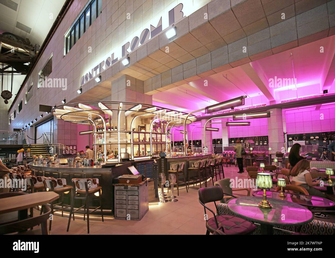 Control Room B, un bar et un restaurant dans la station électrique de Battersea récemment rénovée, Londres, Royaume-Uni. Ouvert en octobre 2022. Affiche le rapport de commutation d'origine. Banque D'Images