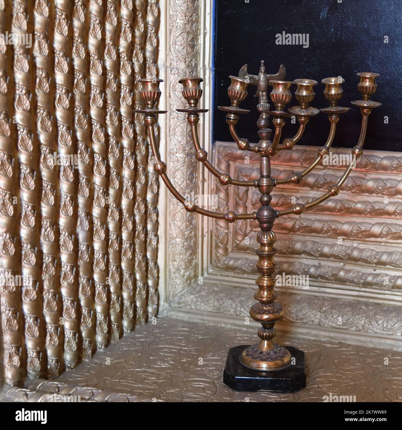 Menorah du Temple. Chandelier hébraïque de sept lampes (six branches). Banque D'Images
