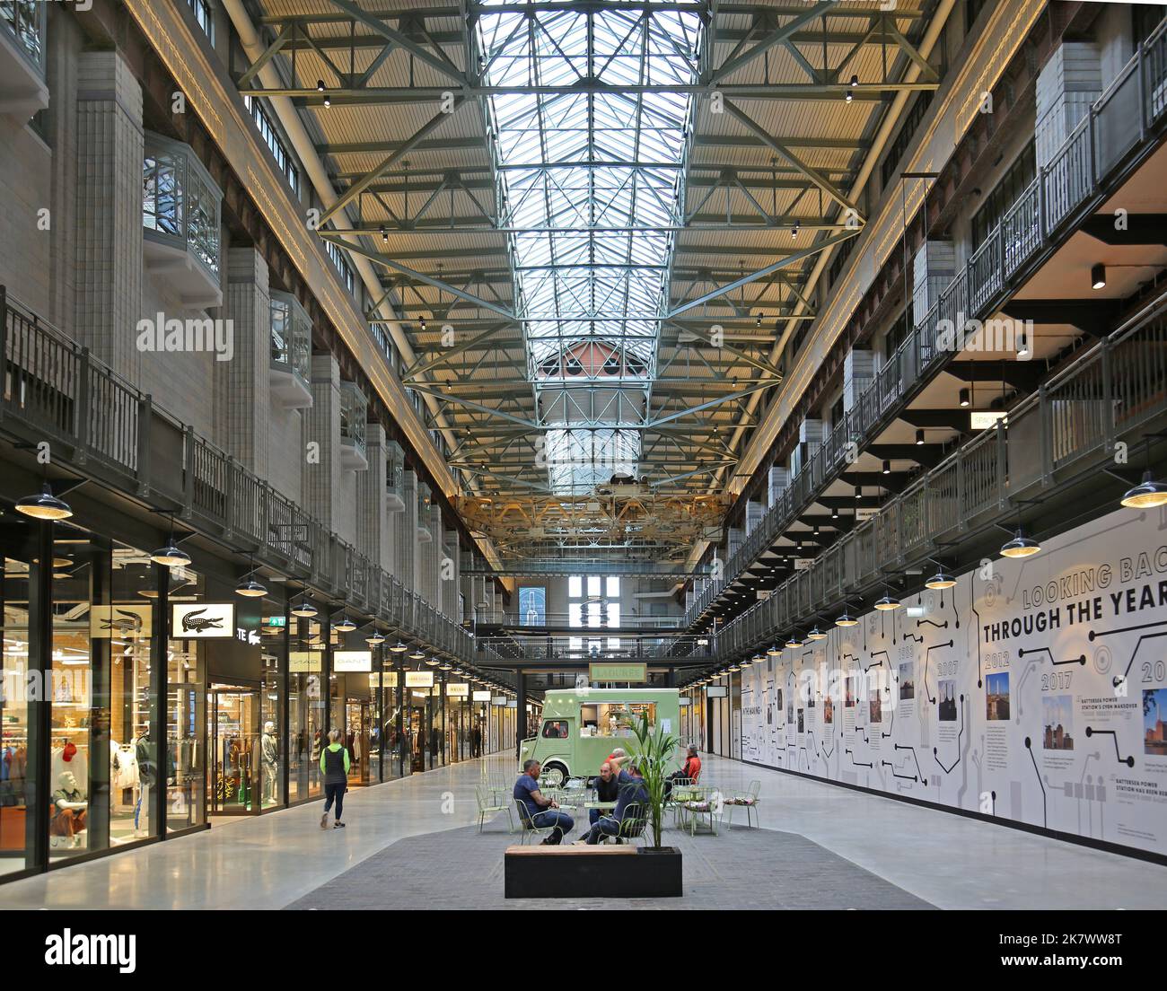 Vue intérieure de turbine Hall A dans la station électrique de Battersea, Londres, Royaume-Uni. Ouvert en octobre 2022. Contient désormais des bars, des boutiques et des cinémas. Banque D'Images
