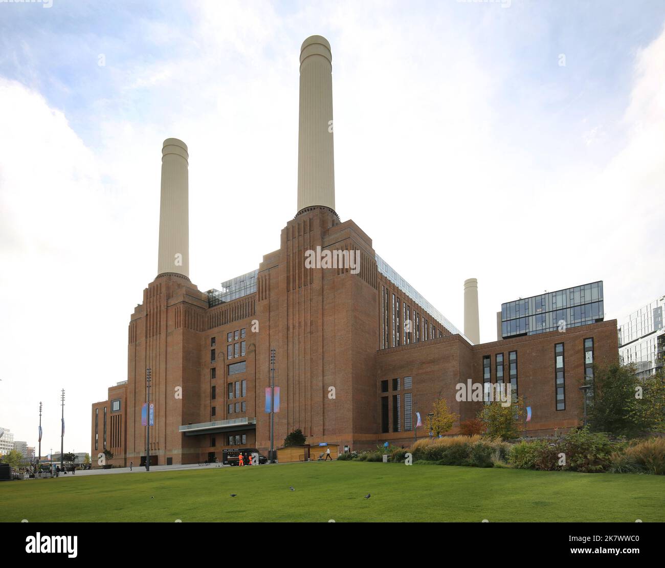 Vue extérieure du réaménagement de la centrale électrique de Battersea, Londres, Royaume-Uni. Ouvert en octobre 2022. Montre le parc au bord de la rivière et l'entrée. Banque D'Images