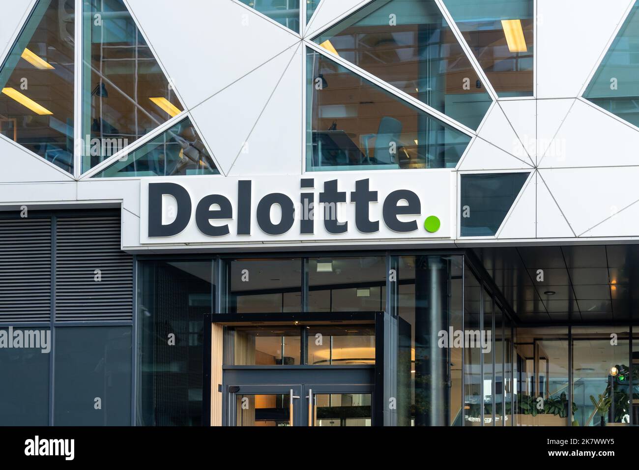 Oslo, Norvège - 15 octobre 2022 : gros plan du panneau Deloitte dans son immeuble de bureaux à Oslo, Norvège. Banque D'Images