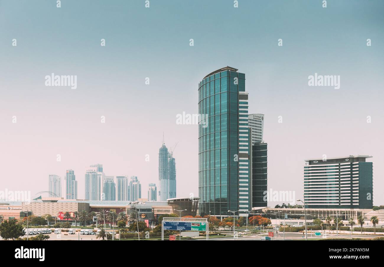 Hôtel InterContinental Dubai Marina, un hôtel IHG. Vue sur les immeubles de plusieurs étages du quartier résidentiel de la marina de Dubaï par beau temps. Fond urbain Banque D'Images