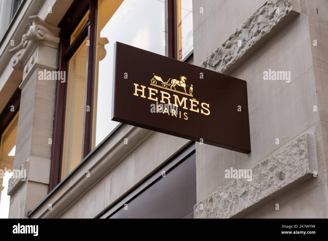 Oslo, Norvège - 15 octobre 2022 : magasin Hermès avec enseigne sur le bâtiment. Banque D'Images