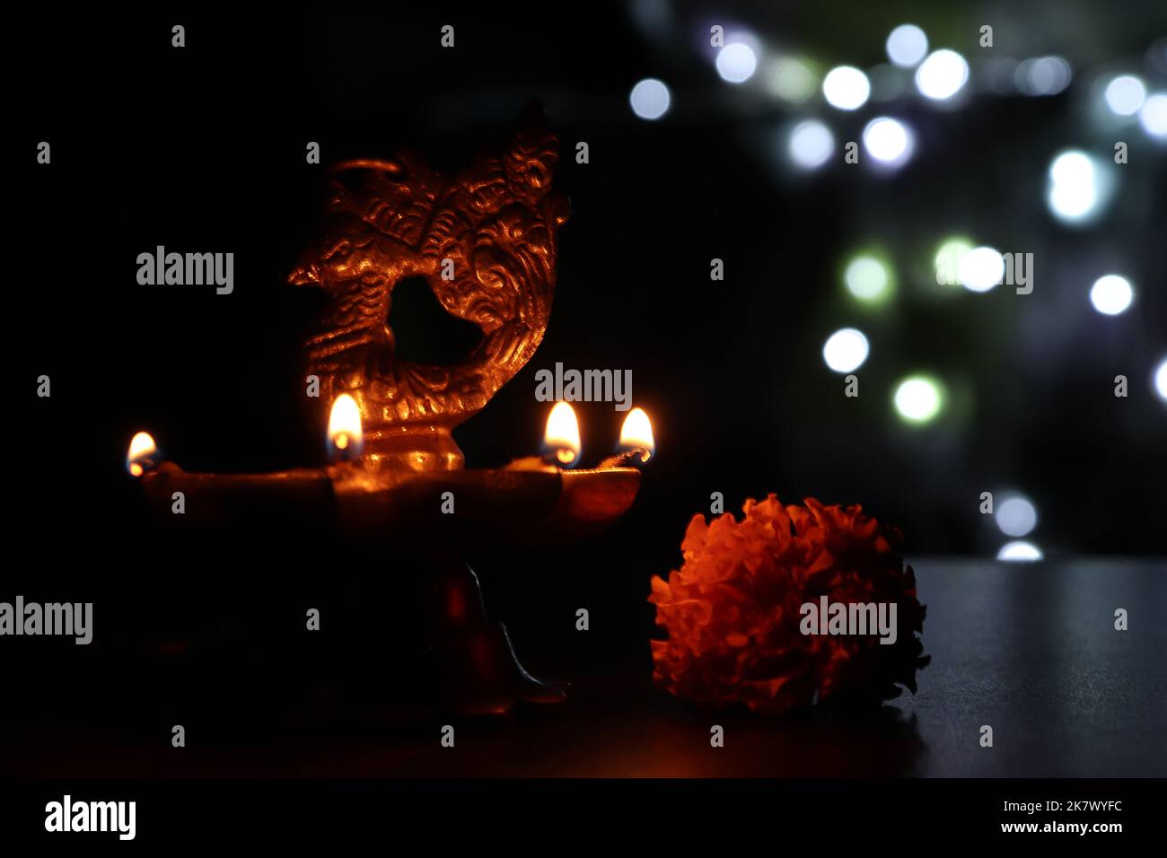 Lampe à l'huile de paon en laiton/fleur de marigold contre le festival bokeh/Diwali/Deepavali Banque D'Images