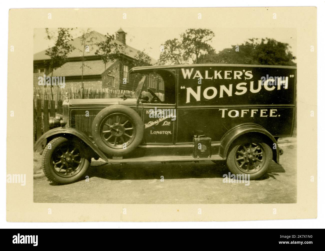 La photographie originale de la carte postale de l'époque des années 1920 du camion de livraison de Walker's Nonsuch Toffee, publicité de Walkers Nonsuch Toffee Ltd, date vers 1925. Longton, Stoke on Trent, Royaume-Uni Banque D'Images