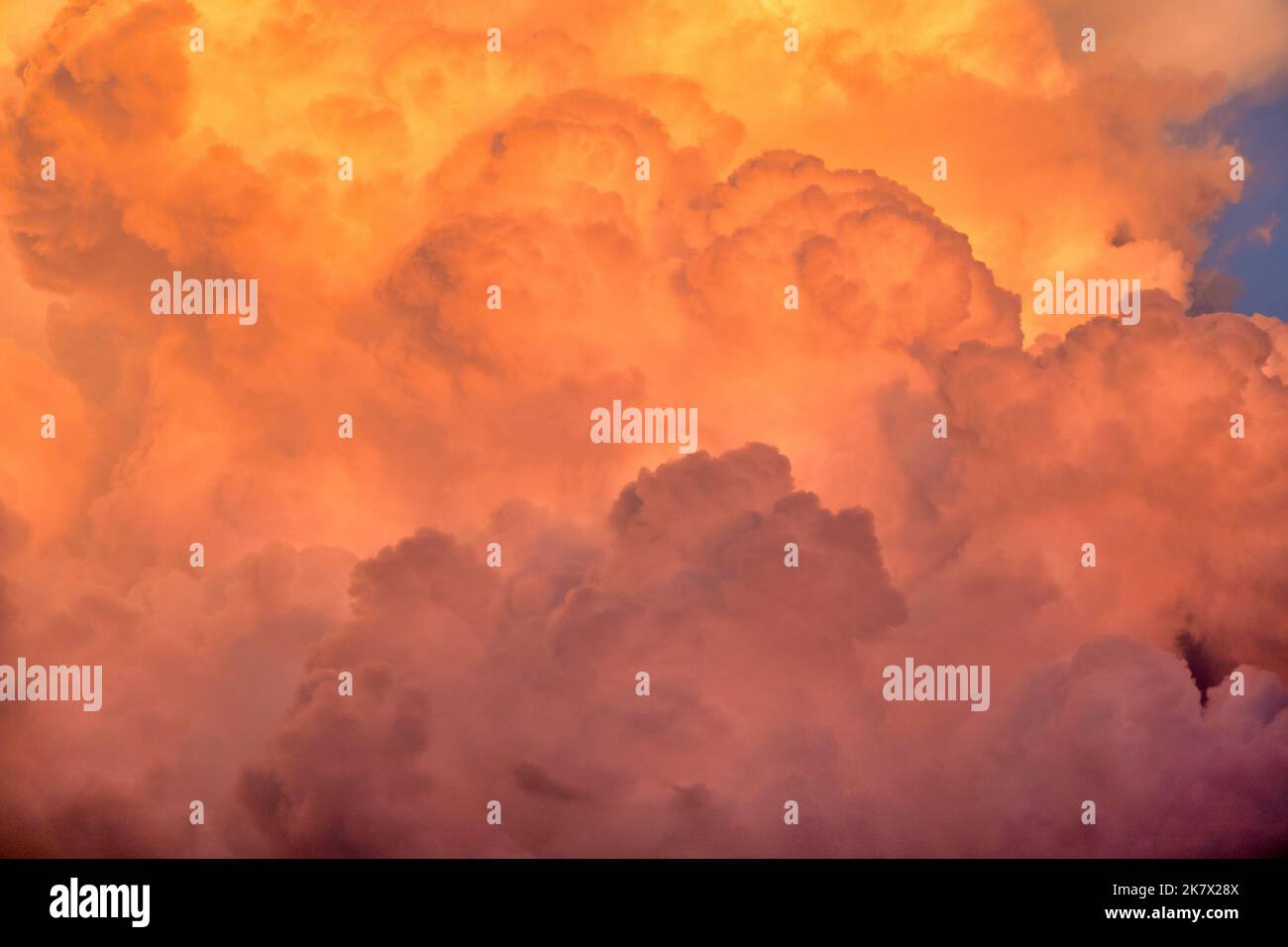 Gros plan sur le paysage du cumulonimbus au coucher du soleil Banque D'Images