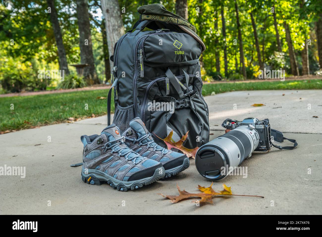 Préparez-vous à photographier les couleurs de saison de l'automne avec un nouvel équipement pour la randonnée des bottes merrell, un sac à dos pour appareil photo et un appareil Fuji avec téléobjectif Banque D'Images