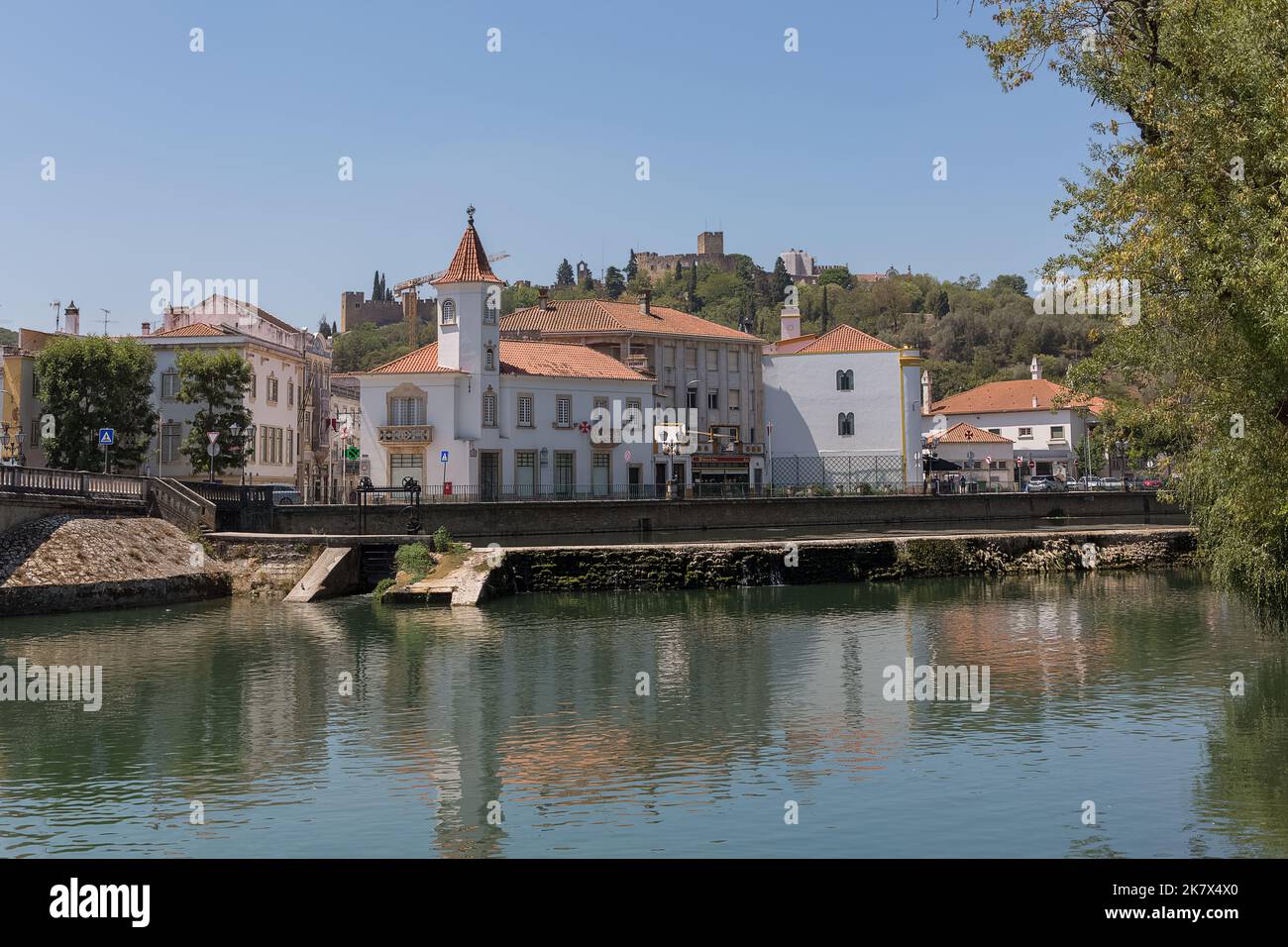 Tomar Portugal - 08 09 2022: Vue sur le centre-ville de Tomar, avec la rivière Nabão, le pont de la vieille ville, le parc de Pouchão et le célèbre château et couvent de Tomar Banque D'Images