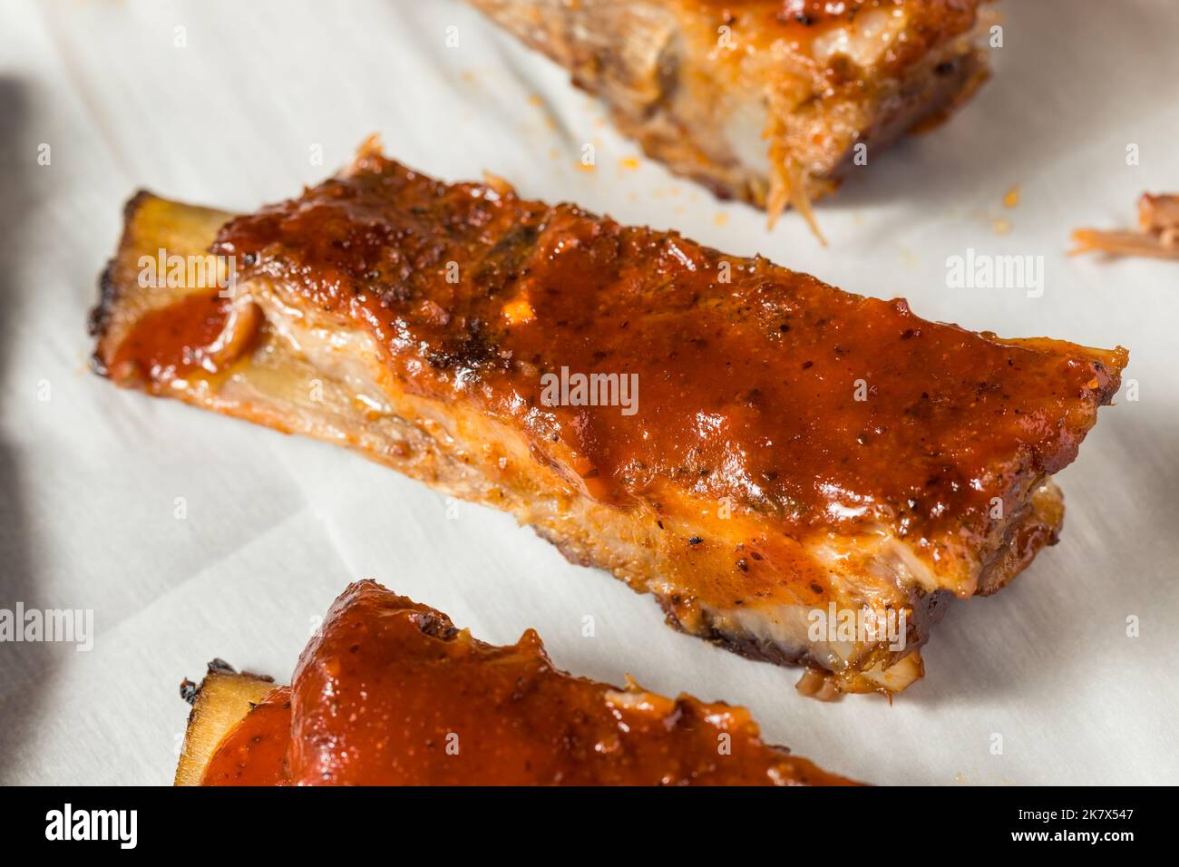 Côtes cajun avec sauce au barbecue maison Banque D'Images