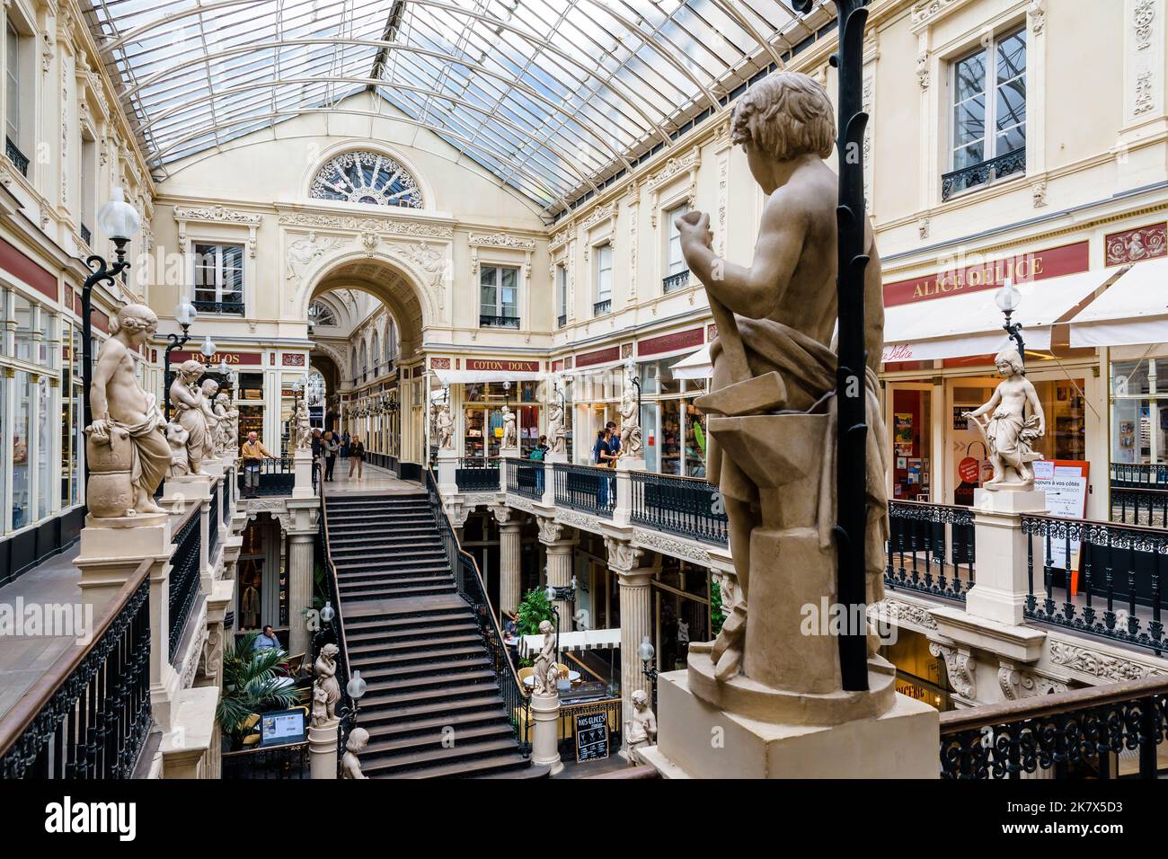 Le passage Pommeraye est une galerie marchande vitrée historique située dans le centre de Nantes, en France, ornée de statues et de colonnes. Banque D'Images