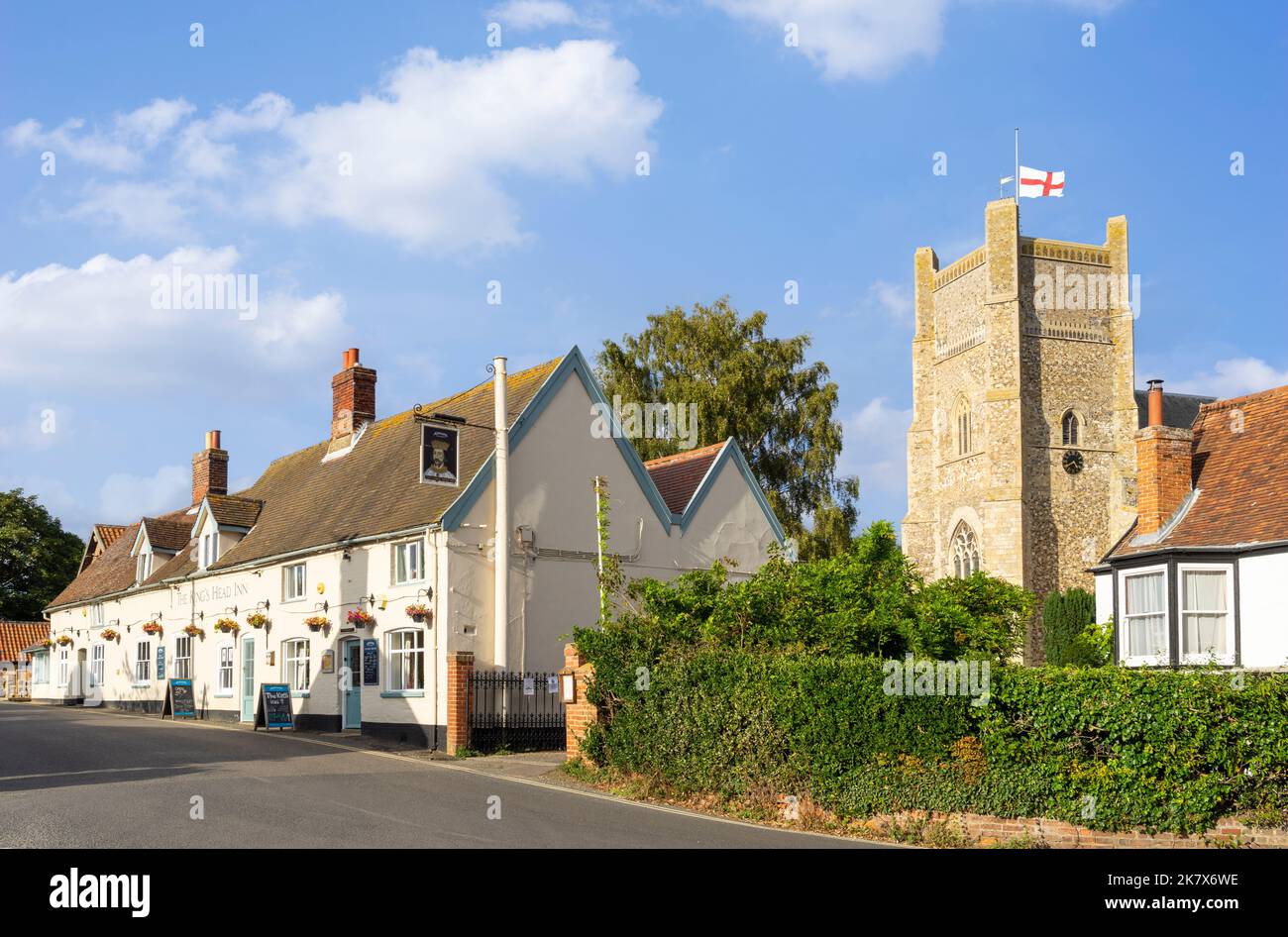 Le Kings Head Inn et l'église St Bartholomew dans le village d'Orford Suffolk Angleterre Royaume-Uni Europe Banque D'Images