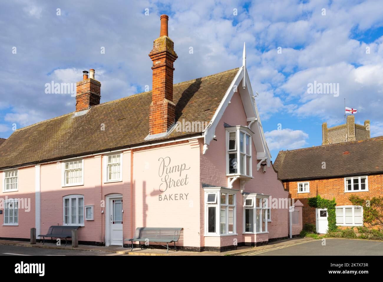 Les célèbres murs peints en rose de la boulangerie et du café Pump Street dans le village suffolk d'Orford Suffolk Angleterre Royaume-Uni Europe Banque D'Images