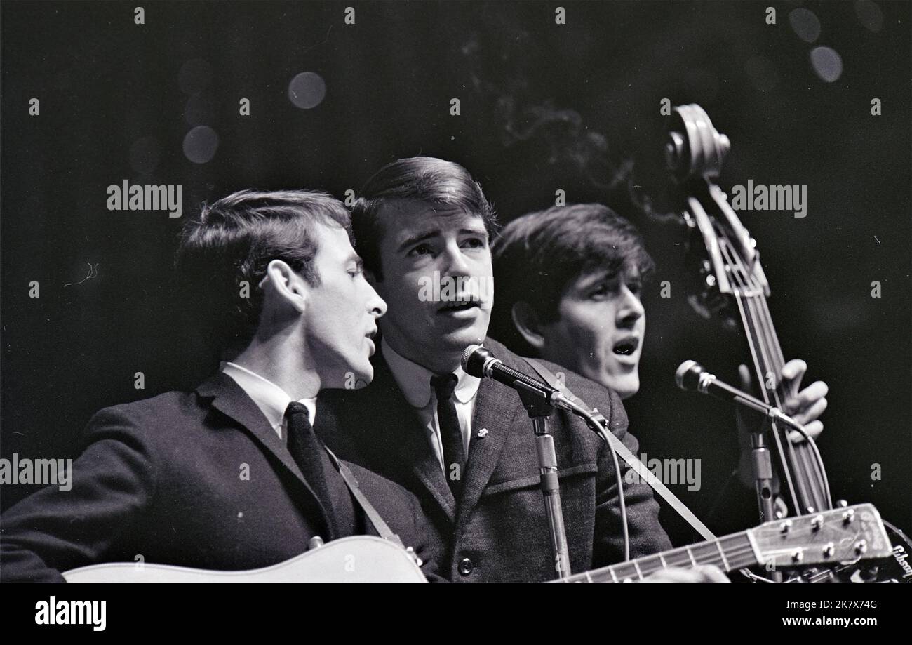 LE trio pop irlandais BACHELORS en octobre 1964. Depuis la gauche : DEC Cluskey, con Cluskey, John Stokes Banque D'Images