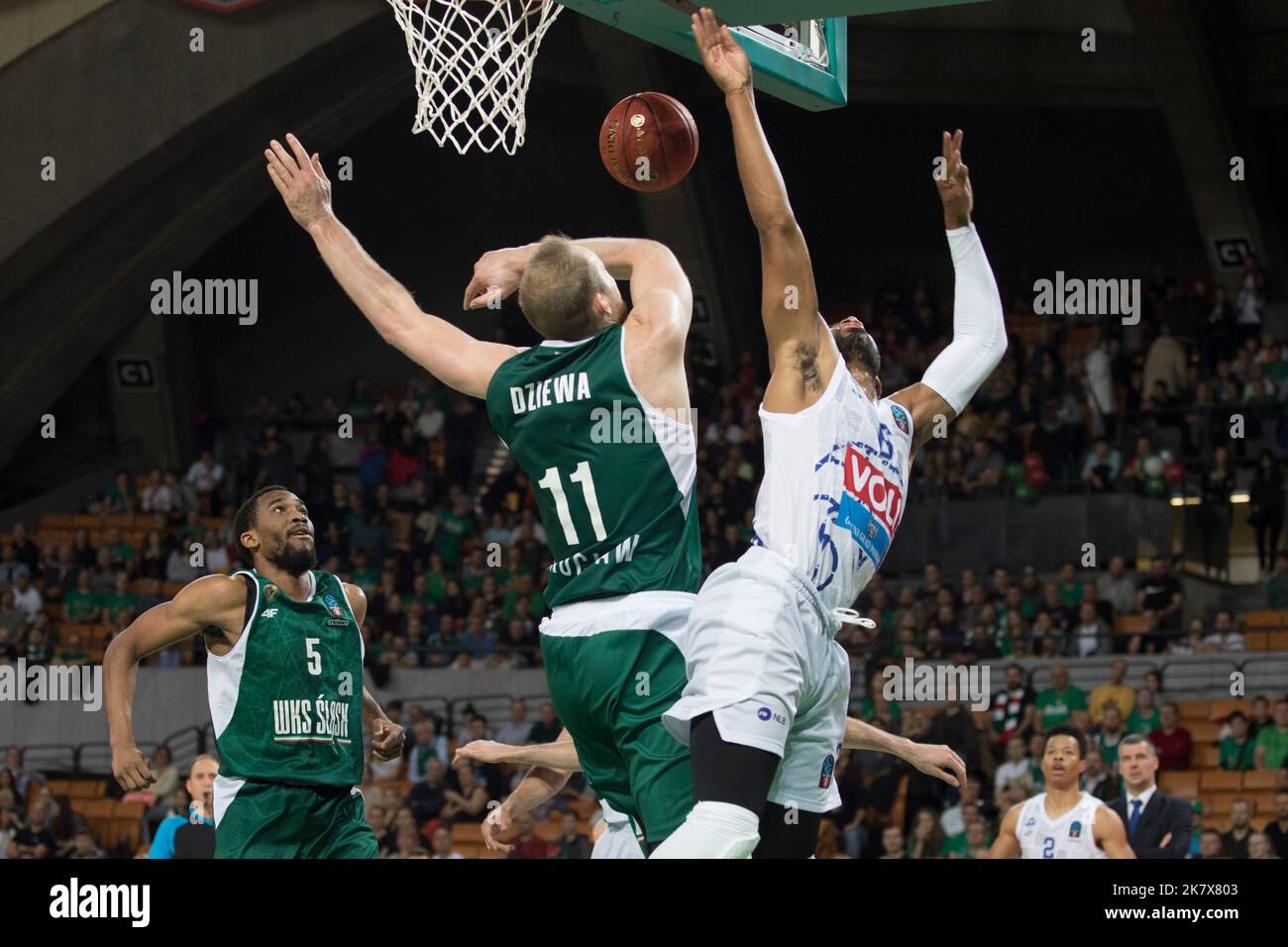 Wroclaw, Pologne, 18 octobre 2022. 7days Eurocup: WKS Slask Wroclaw (chemises vertes) vs Buducnost VOLI Podgorica (chemises blanches) dans Centennial Hall. © Piotr Zajac/Alamy Live News Banque D'Images