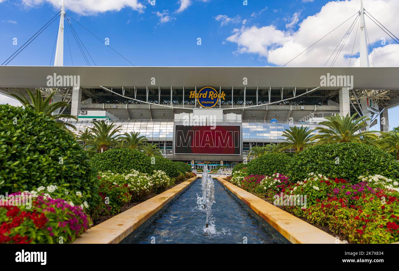 Miami Gardens, Floride - 7 octobre 2022 : le stade Hard Rock accueille les Dolphins de Miami de la NFL et l'équipe de football des ouragans de l'Université de Miami. Banque D'Images