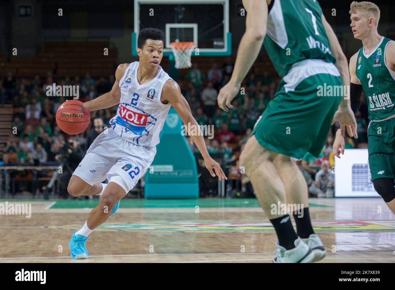 Wroclaw, Pologne, 18 octobre 2022. 7days Eurocup: WKS Slask Wroclaw (chemises vertes) vs Buducnost VOLI Podgorica (chemises blanches) dans Centennial Hall. Photo : #2 Trae Bell-Haynes © Piotr Zajac/Alay Live News Banque D'Images