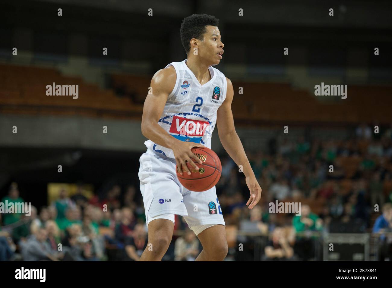 Wroclaw, Pologne, 18 octobre 2022. 7days Eurocup: WKS Slask Wroclaw (chemises vertes) vs Buducnost VOLI Podgorica (chemises blanches) dans Centennial Hall. Photo : #2 Trae Bell-Haynes © Piotr Zajac/Alay Live News Banque D'Images