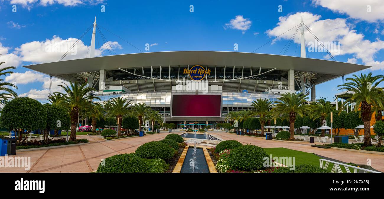 Miami Gardens, Floride - 7 octobre 2022 : le stade Hard Rock accueille les Dolphins de Miami de la NFL et l'équipe de football des ouragans de l'Université de Miami. Banque D'Images