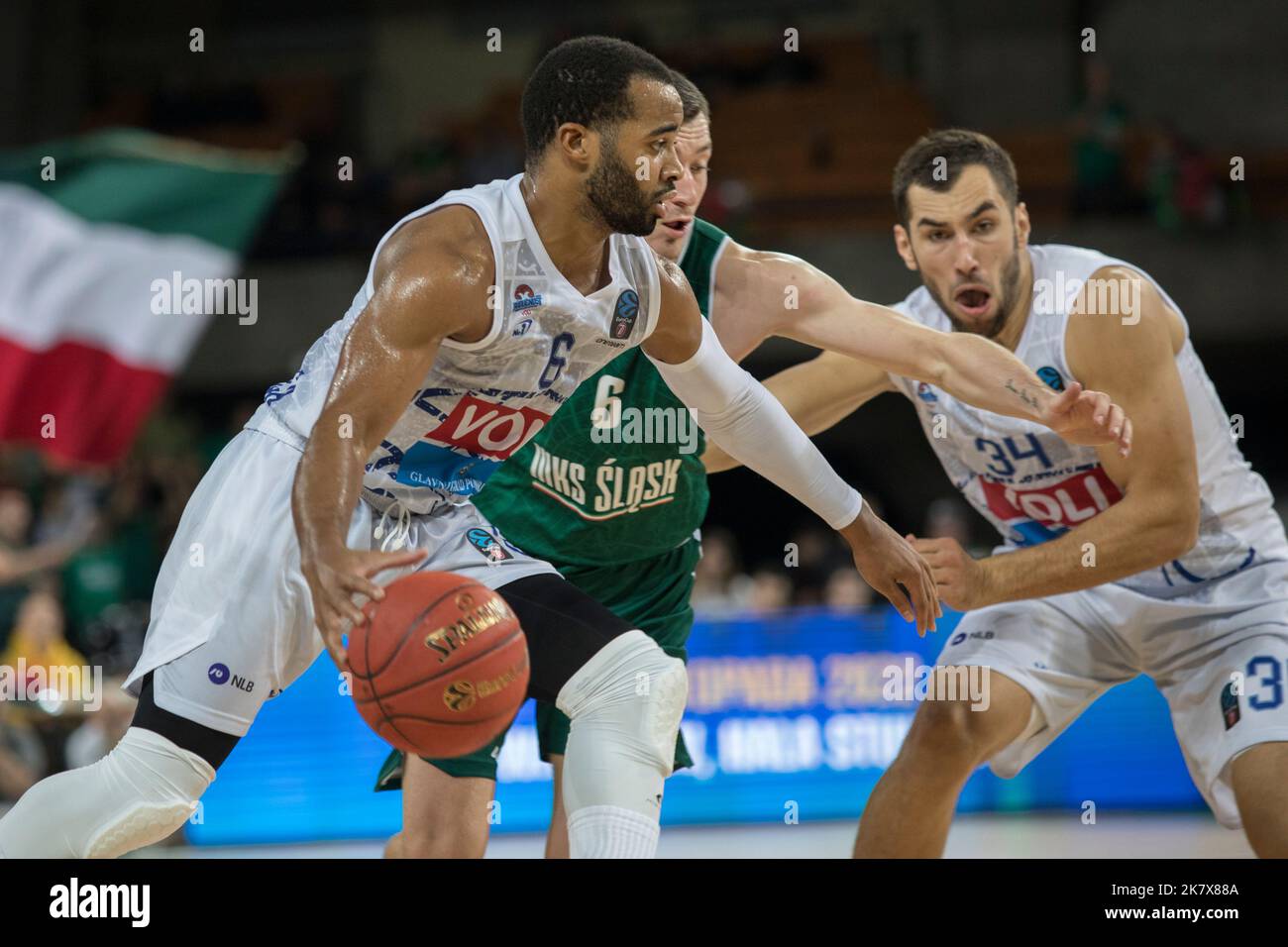 Wroclaw, Pologne, 18 octobre 2022. 7days Eurocup: WKS Slask Wroclaw (chemises vertes) vs Buducnost VOLI Podgorica (chemises blanches) dans Centennial Hall. Photo : #6 Phil Booth © Piotr Zajac/Alay Live News Banque D'Images