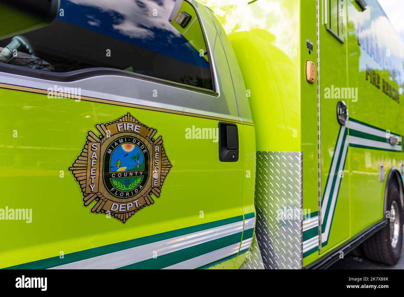 Jardins de Miami, FL - 7 octobre 2022 : véhicule de sauvetage d'incendie de Miami-Dade Banque D'Images