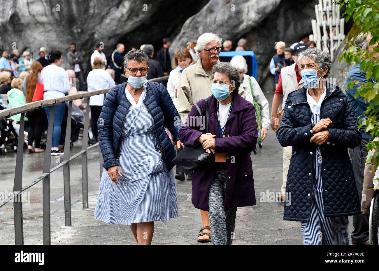 Lourdes, Hautes-Pyrénées, France. Pèlerins portant des masques Covid Banque D'Images