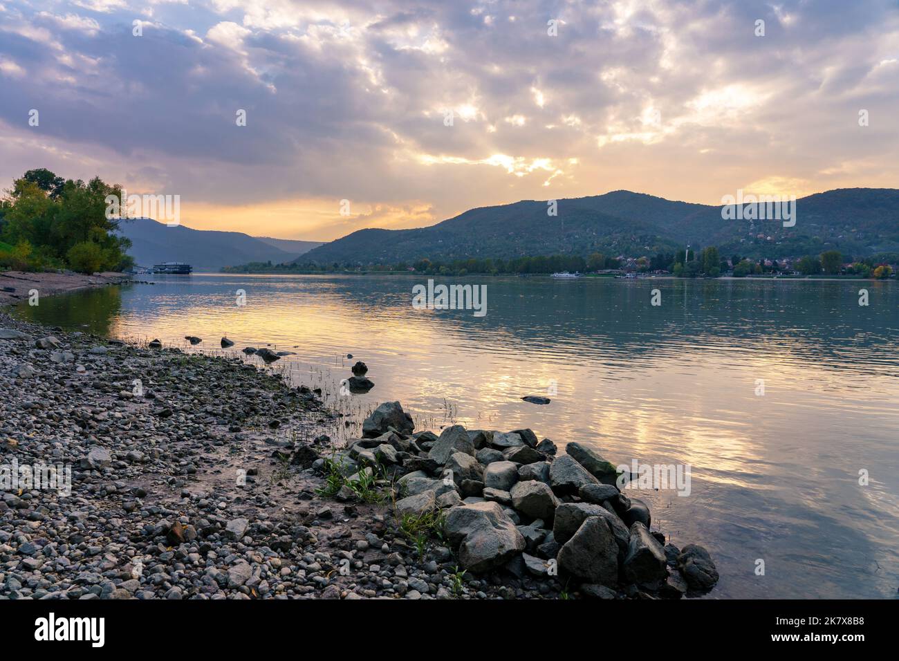 Magnifique coucher de soleil sur le danube depuis Visegrad Hongrie avec des collines et des rochers Banque D'Images