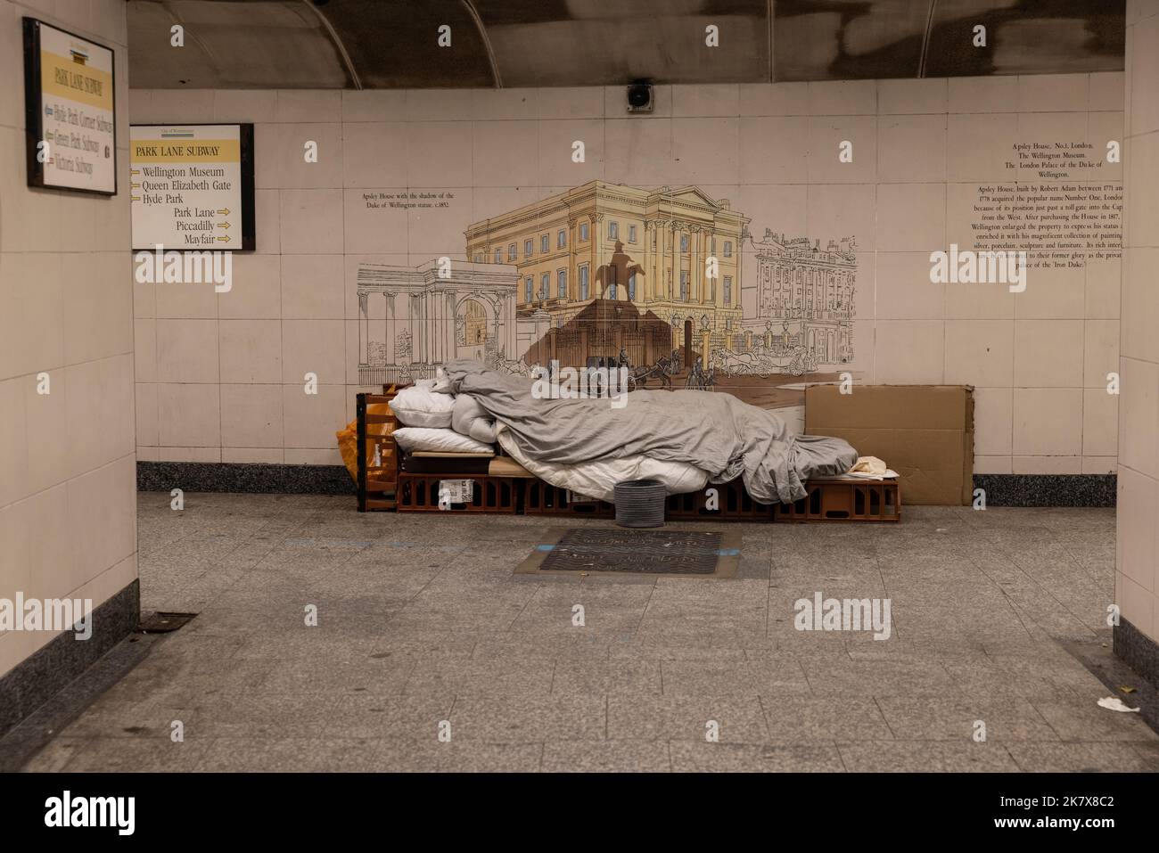 Sans-abri personne dort sur un lit temporaire assis sur une base en carton dans un métro souterrain, Hyde Park, Londres, Angleterre, Royaume-Uni Banque D'Images