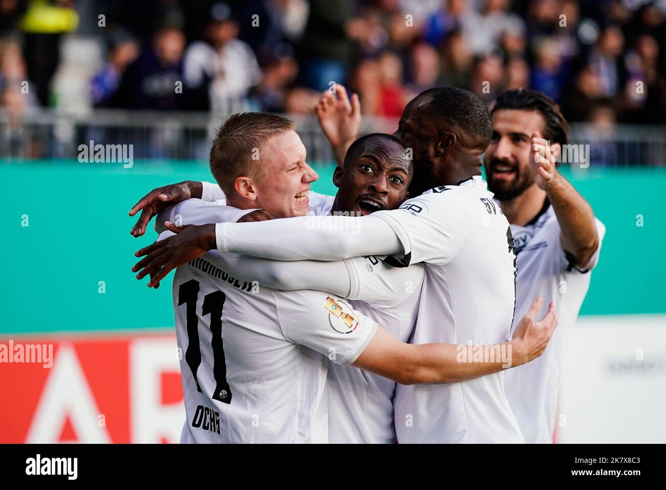 Sandhausen, Allemagne. 19th octobre 2022. Football : DFB-Pokal, SV Sandhausen - Karlsruher SC, 2nd tours, BWT-Stadion am Hardtwald. Le Philipp Ochs de Sandhausen (l-r), Christian Kinsombi, David Kinsombi et Kemal Ademi célèbrent leur propre but pour 1:0. Credit: Uwe Anspach/dpa - Nutzung nur nach schriftlicher Vereinbarung mit der dpa/Alay Live News Banque D'Images