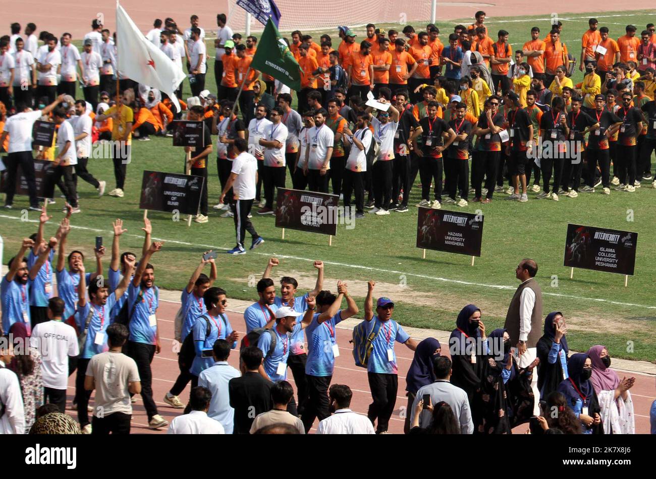 Vue de la cérémonie d'ouverture des Jeux interuniversitaires de Khyber Pakhtunkhwa qui ont eu lieu mercredi au complexe sportif de Peshawar, à 19 octobre 2022. Inter- University Khyber Pakhtunkhwa Jeux transportant 3000 athlètes de 30 universités publiques ont commencé ici dans une cérémonie d'ouverture colorée au complexe sportif de Peshawar mercredi. Banque D'Images