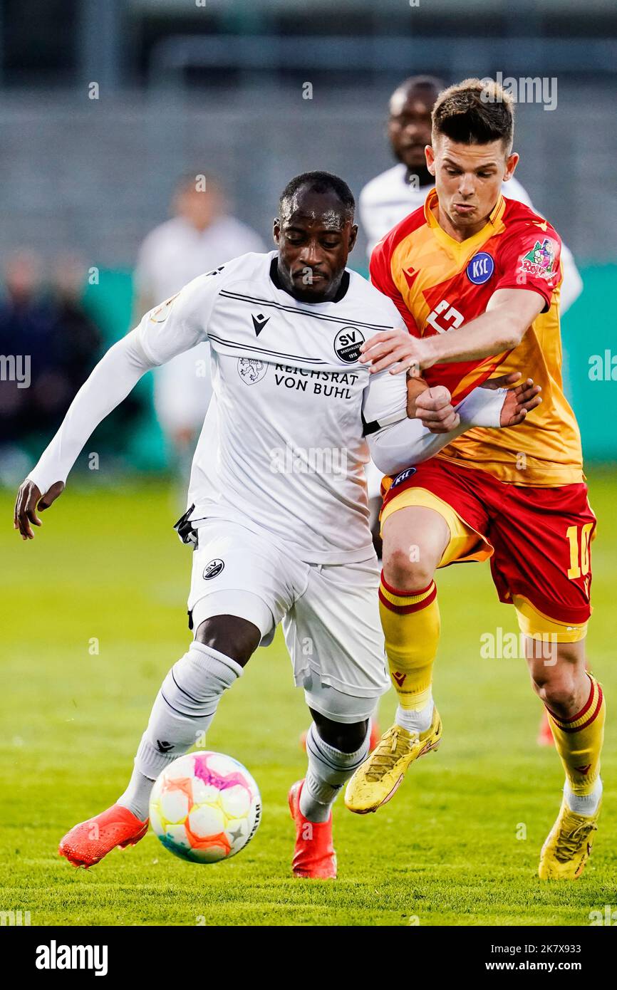 Sandhausen, Allemagne. 19th octobre 2022. Football : DFB-Pokal, SV Sandhausen - Karlsruher SC, 2nd tours, BWT-Stadion am Hardtwald. Christian Kinsombi de Sandhausen (l) dirige le ballon contre Marvin Wanitzek de Karlsruhe. Credit: Uwe Anspach/dpa - Nutzung nur nach schriftlicher Vereinbarung mit der dpa/Alay Live News Banque D'Images