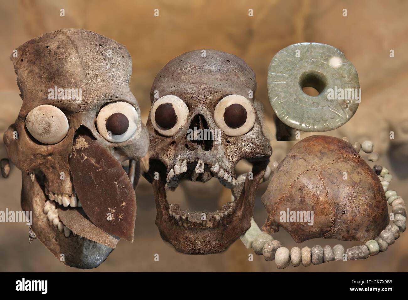 Sacrifices humains - crânes de victimes sacrificielles en offre aux divinités aztèques Banque D'Images