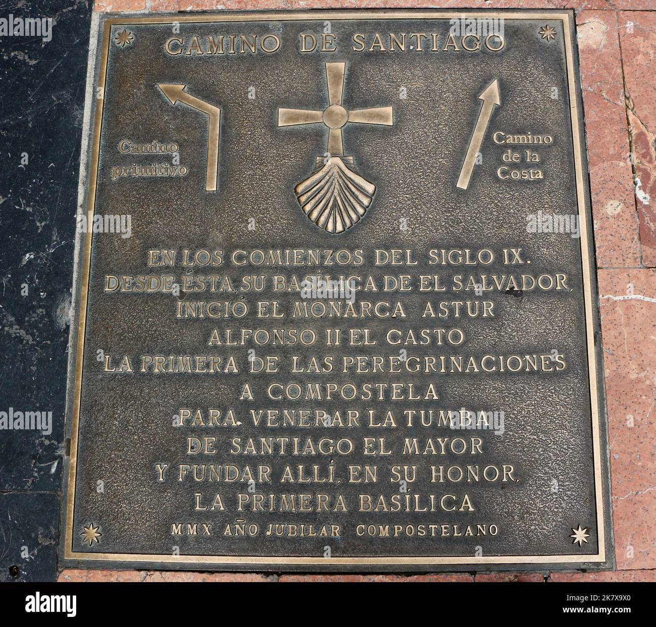 Grande plaque de plancher en laiton avec flèches pour deux itinéraires pour le pèlerinage à Saint-Jacques-de-Compostelle et des informations en espagnol Oviedo Asturies Espagne Banque D'Images