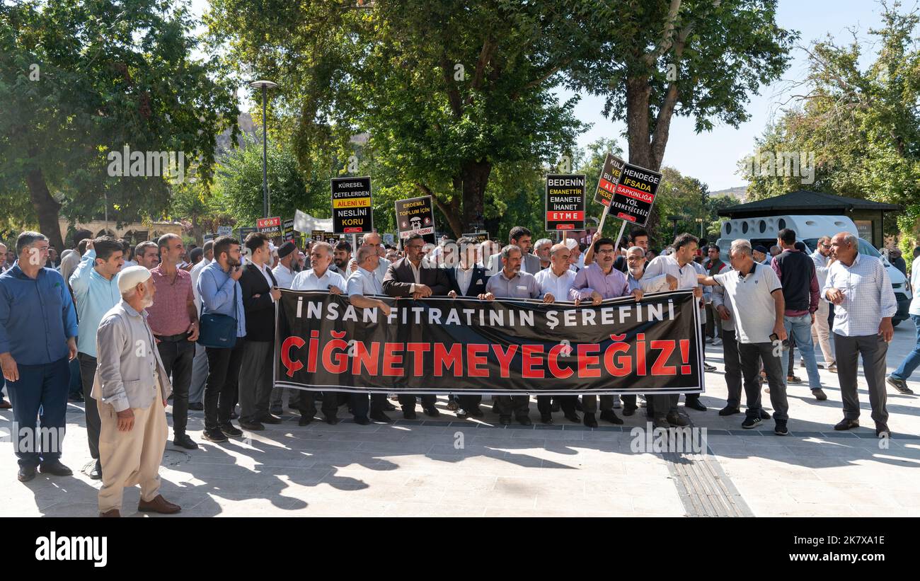 Sanliurfa, Turquie - octobre 2022 : des musulmans religieux défilent dans une manifestation anti-LGBT. Des centaines de personnes ont assisté avec des signes qui lisent Protect y Banque D'Images