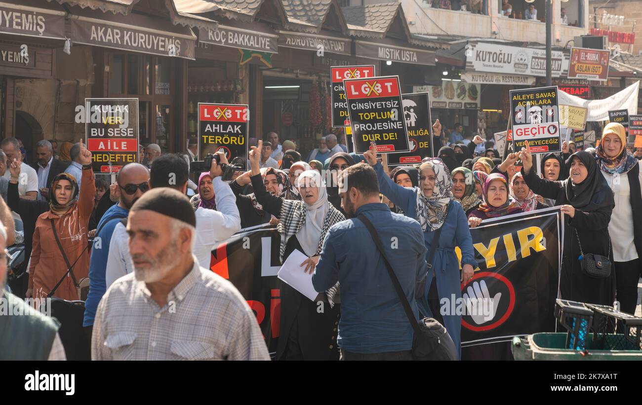 Sanliurfa, Turquie - octobre 2022 : des musulmans religieux défilent dans une manifestation anti-LGBT. Des centaines de personnes ont assisté avec des signes qui lisent Protect y Banque D'Images