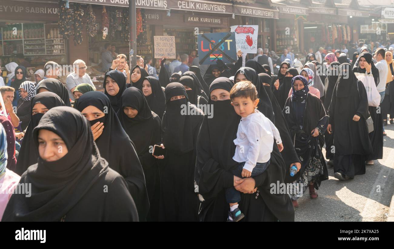 Sanliurfa, Turquie - octobre 2022 : les musulmans religieux défilent lors d'une manifestation anti-LGBT. Des centaines de personnes ont assisté avec des signes qui lisent protéger Banque D'Images