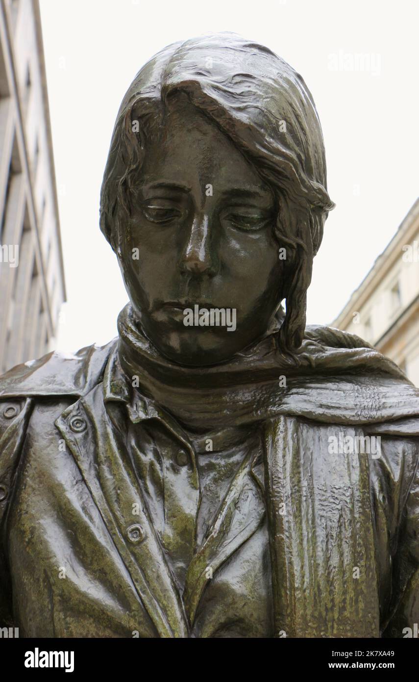 Gros plan d'une sculpture de bronze Esperanza caminando par le sculpteur Julio López Hernández représentant un étudiant de l'université lisant Oviedo Asturias Espagne Banque D'Images