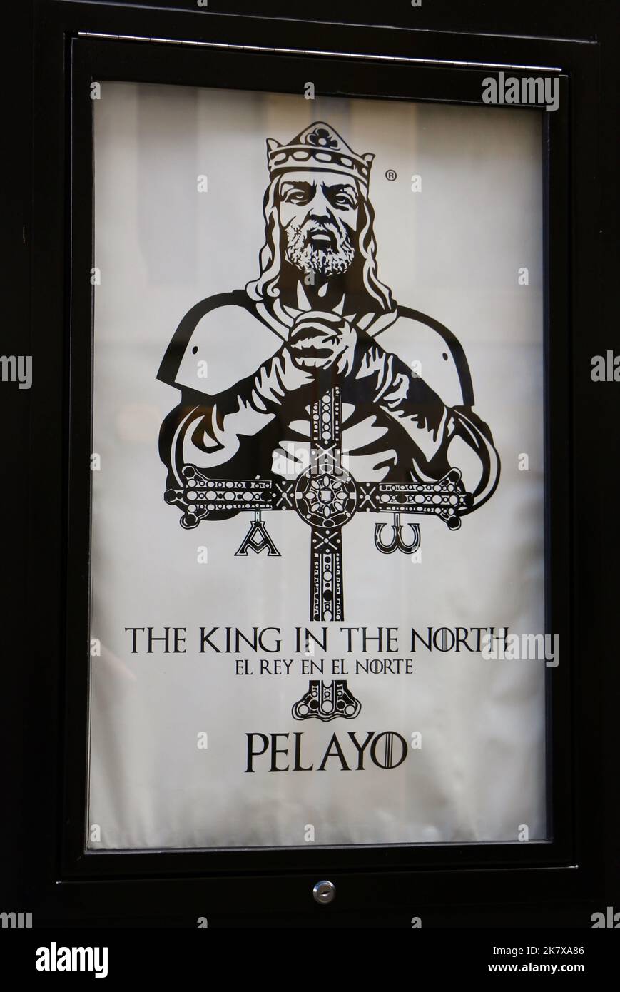 Légendaire 8th siècle Don Pelayo le roi du nord du roi des Asturies affiche noire et blanche utilisée par un restaurant Oviedo Asturias Espagne Banque D'Images