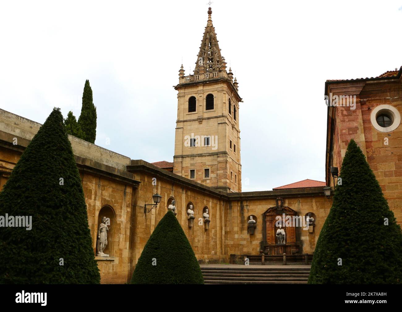 Jardin des Caudillos Kings (ensemble sculptural) à côté de la cathédrale Oviedo Calle Aguila Oviedo Asturies Espagne Banque D'Images