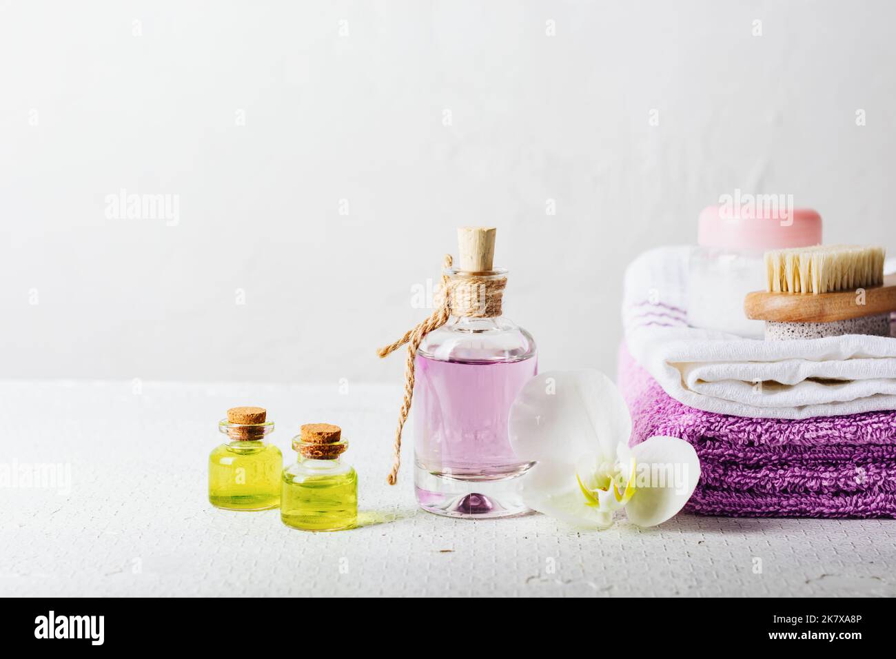 Huiles essentielles, eau parfumée dans des bouteilles en verre sur fond blanc. Banque D'Images