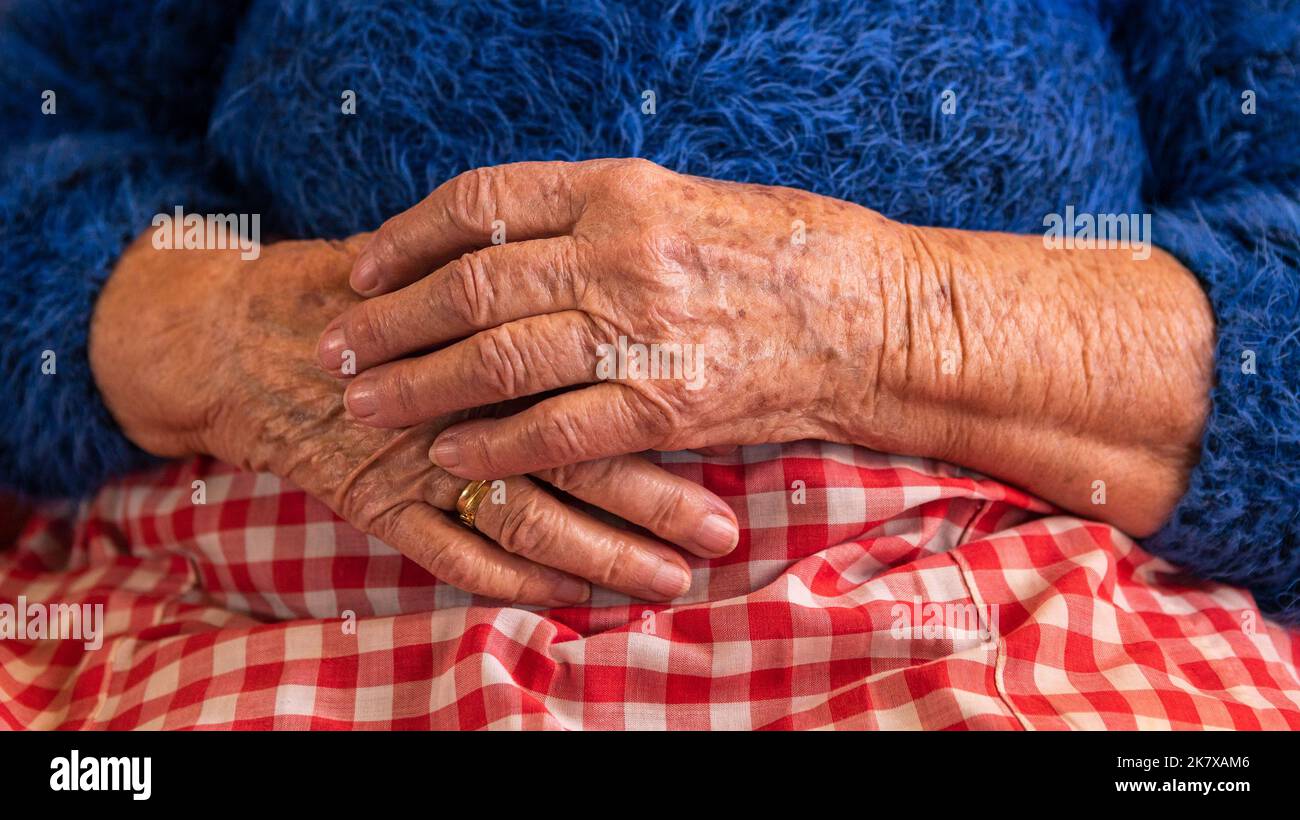 Gros plan sur les mains âgées d'une femme âgée veuve. Grand-mère caucasien 90s assis à la maison. Mains froissées de la grand-mère Banque D'Images