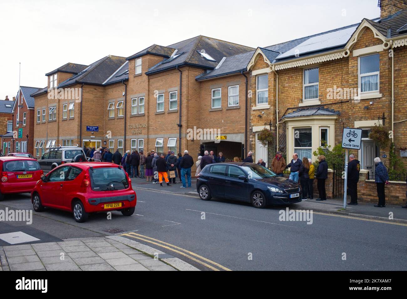 File d'attente de personnes attendant d'avoir leur covid et/ou grippe jabs à l'extérieur de la chirurgie de Brook Square dans le centre de Scarborough, North Yorkshire Banque D'Images