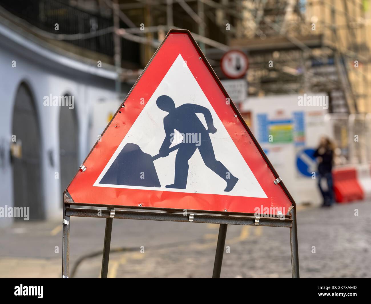 Les hommes au travail signent sur Victoria Street, Édimbourg, Écosse, Royaume-Uni Banque D'Images