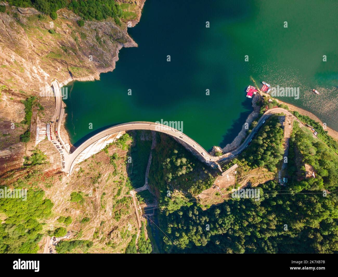 Photographie aérienne du barrage de Vidraru, en Roumanie. La photographie a été prise à partir d'un drone depuis le dessus du barrage sur le lac Vidraru avec l'appareil photo incliné vers le bas Banque D'Images