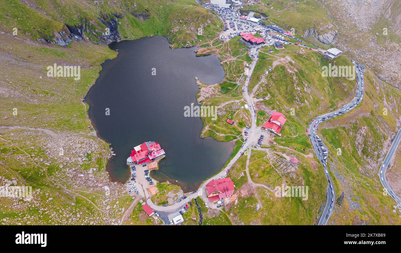 Photographie par drone du lac Balea, sur la route Transfagarasan, Roumanie. La photographie a été prise à partir d'un drone à une altitude plus élevée avec le lac et les cabines Banque D'Images