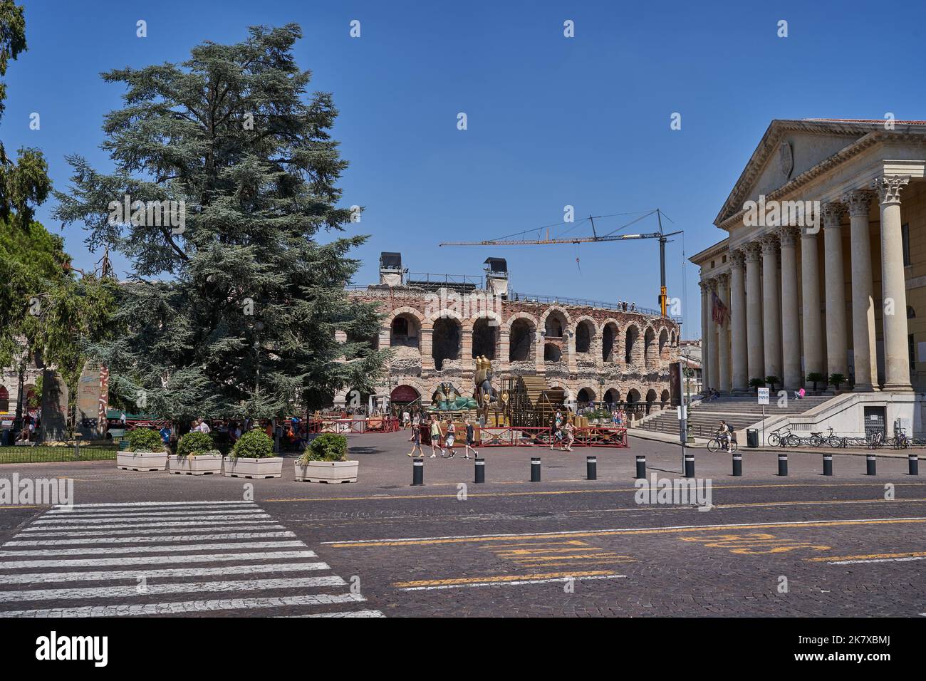 Vérone, Italie - 13 juillet 2022 - le coeur de la ville, la Piazza Bra, avec la monumentale Arena par une journée ensoleillée Banque D'Images