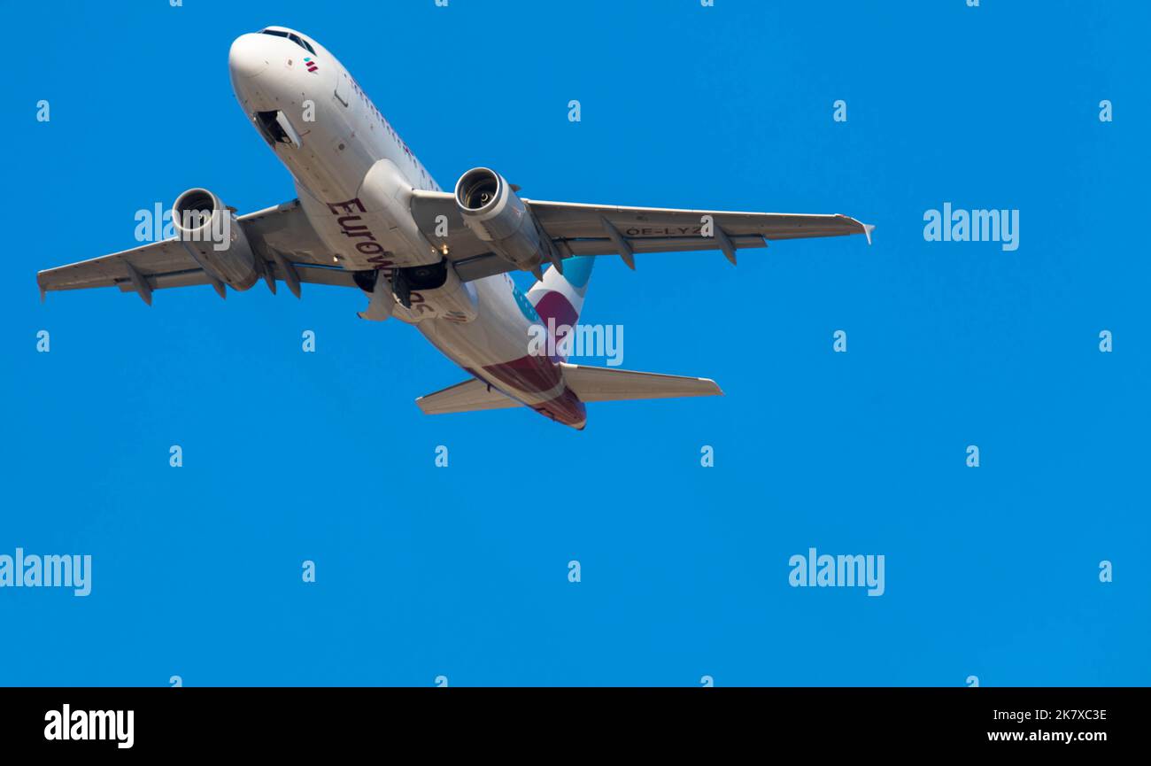 Avion de la compagnie aérienne allemande Eurowings en approche pour l'atterrissage. Ciel bleu avec beaucoup de place pour le texte. Gros plan. 08 octobre 2022, Rhodes, Grèce Banque D'Images
