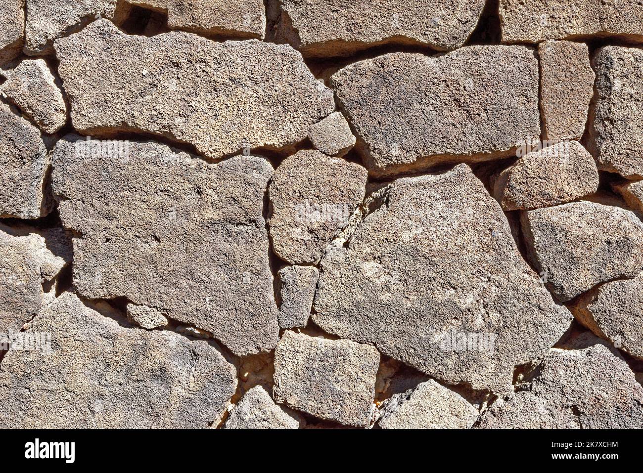Mur en pierre en roche volcanique à Lanzarote. Gros plan sur un mur en pierre sèche en arrière-plan de roches volcaniques Banque D'Images